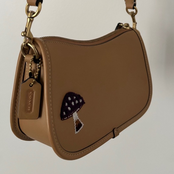 Coach Swinger 20 with patches - Picture 3 of 5